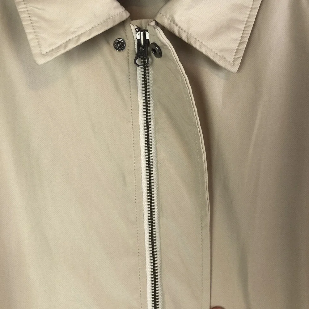 Cezani Mens Windbreaker Jacket Size XL Beige Full Zip Buttons‎ Pockets TINY FLAW